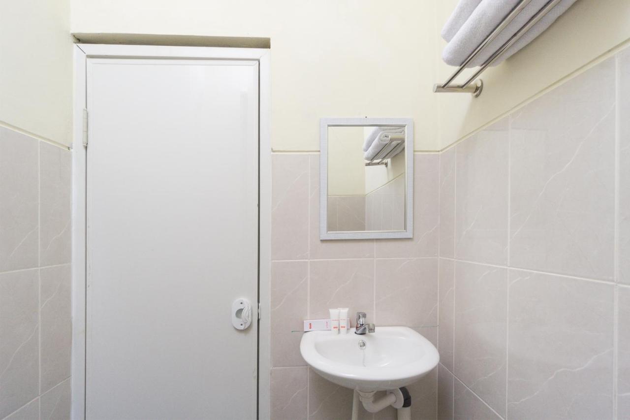 Oyo 1542 Yessy Mansion Hotel Ngabean Ngoại thất bức ảnh