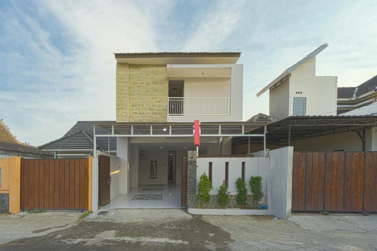 Oyo 1542 Yessy Mansion Hotel Ngabean Ngoại thất bức ảnh