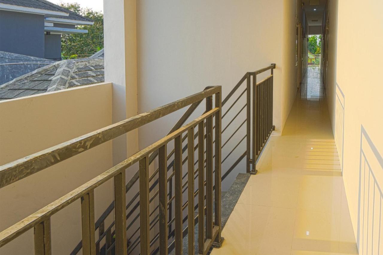 Oyo 1542 Yessy Mansion Hotel Ngabean Ngoại thất bức ảnh